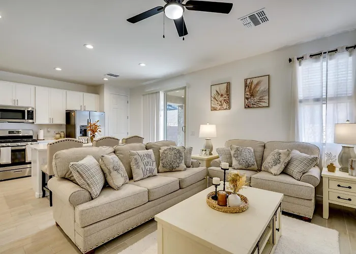 Holiday home 3 Mi To Casino Del Sol! W/ Dog-friendly Yard