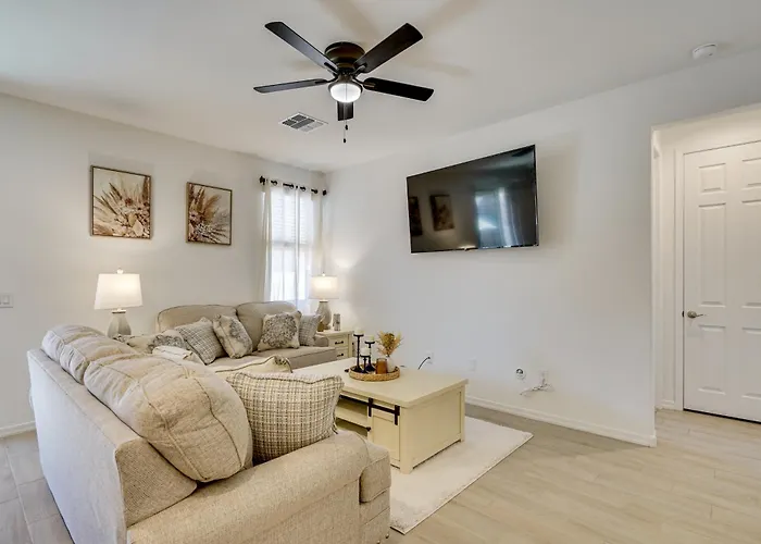 Holiday home 3 Mi To Casino Del Sol! W/ Dog-friendly Yard