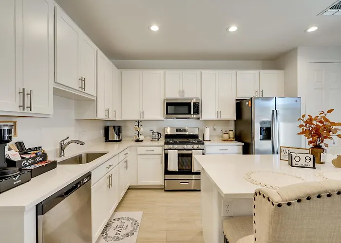 Holiday home 3 Mi To Casino Del Sol! W/ Dog-friendly Yard