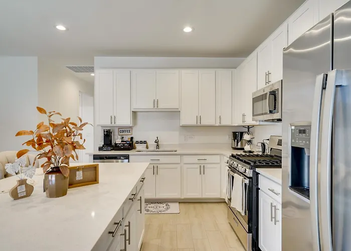 Holiday home 3 Mi To Casino Del Sol! W/ Dog-friendly Yard