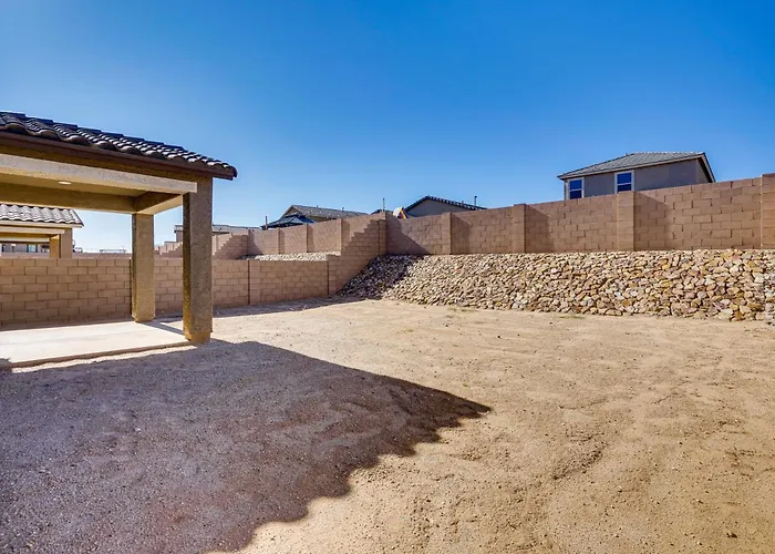 Holiday home 3 Mi To Casino Del Sol! W/ Dog-friendly Yard